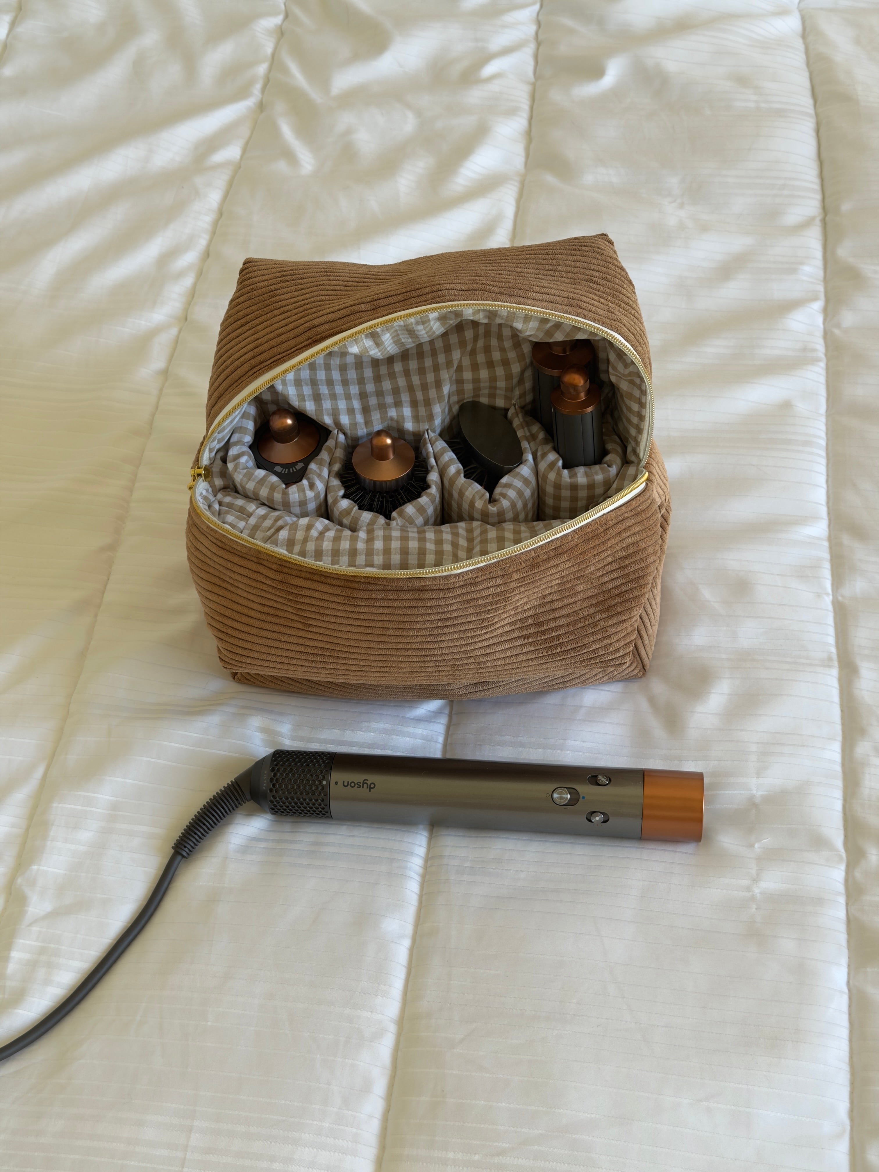 Trousse compatible Dyson Airwrap™ — Modèle Côtelé Cappuccino x Vichy Beige