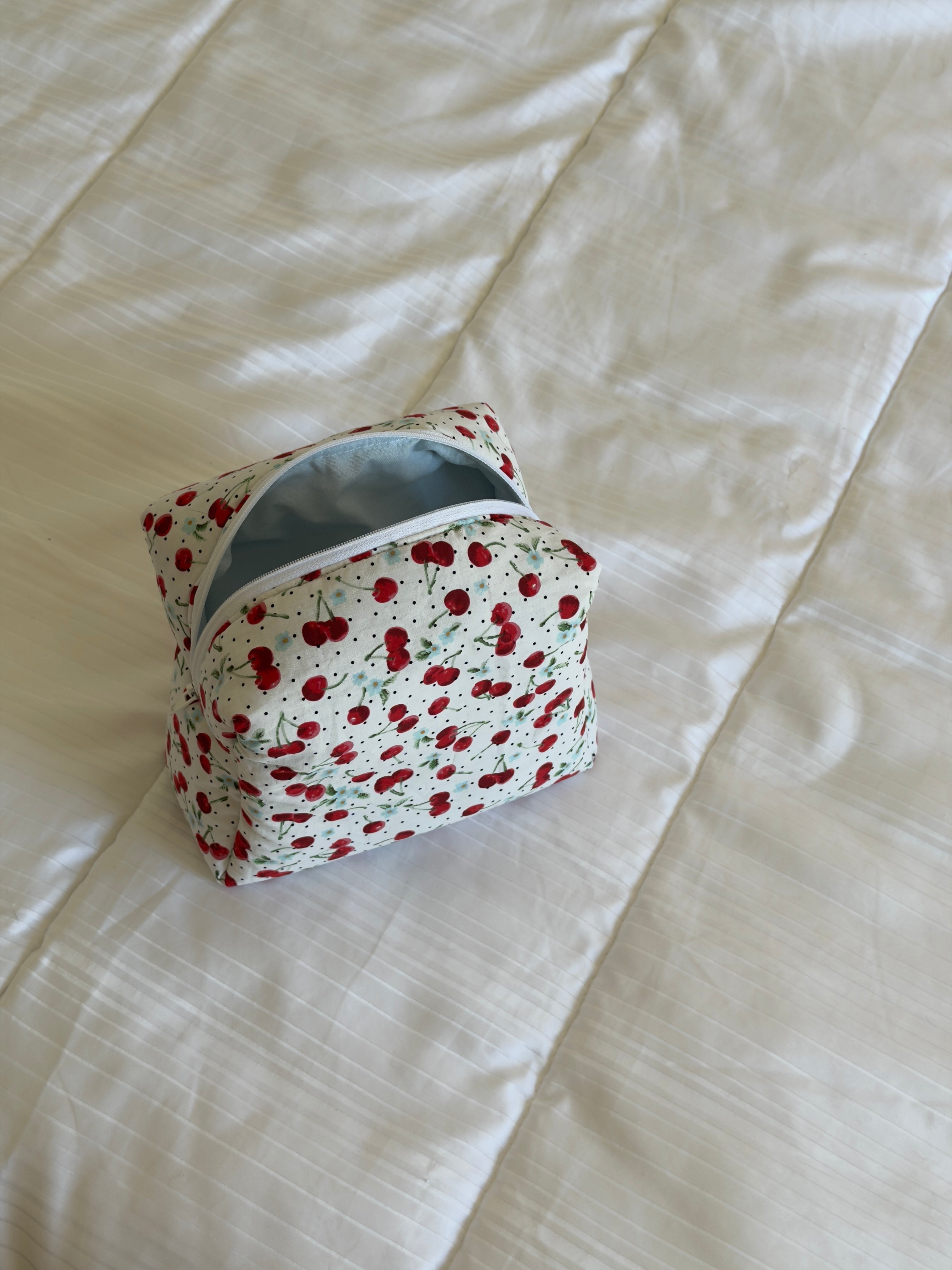 Trousse de toilette (M) - Modèle à Motifs Cerises x Bleu Pastel