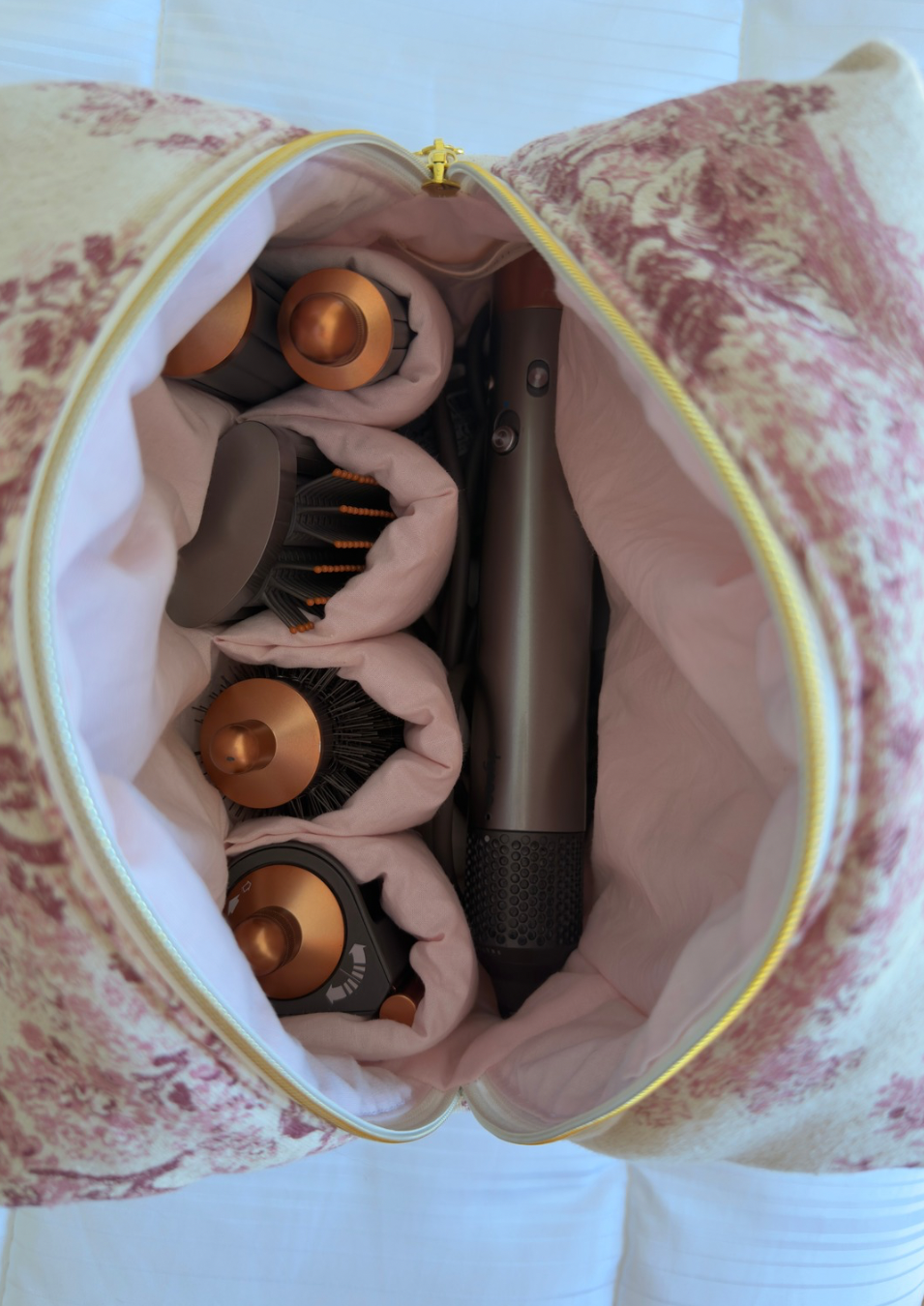 Trousse compatible Dyson Airwrap™ — Modèle Toile de Jouy Framboise x Rose Pastel