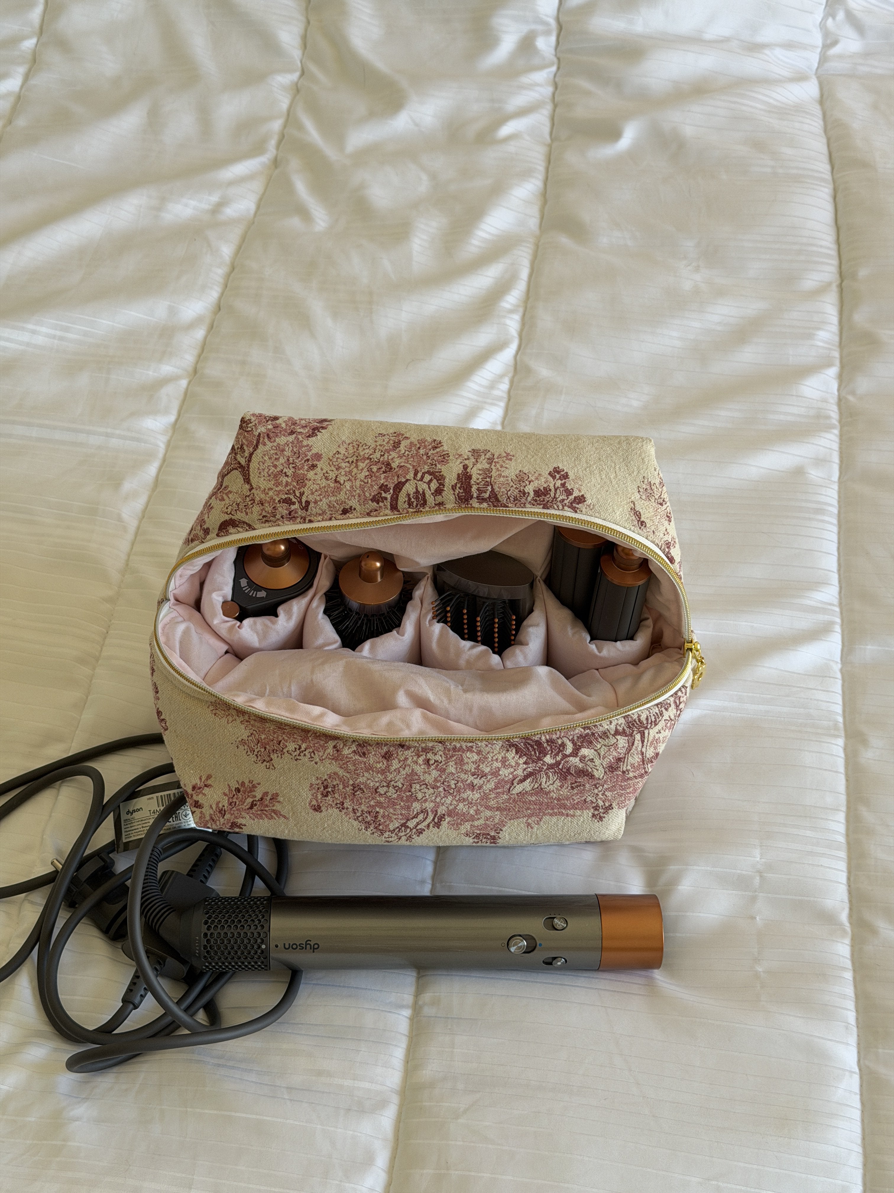 Trousse compatible Dyson Airwrap™ — Modèle Toile de Jouy Framboise x Rose Pastel