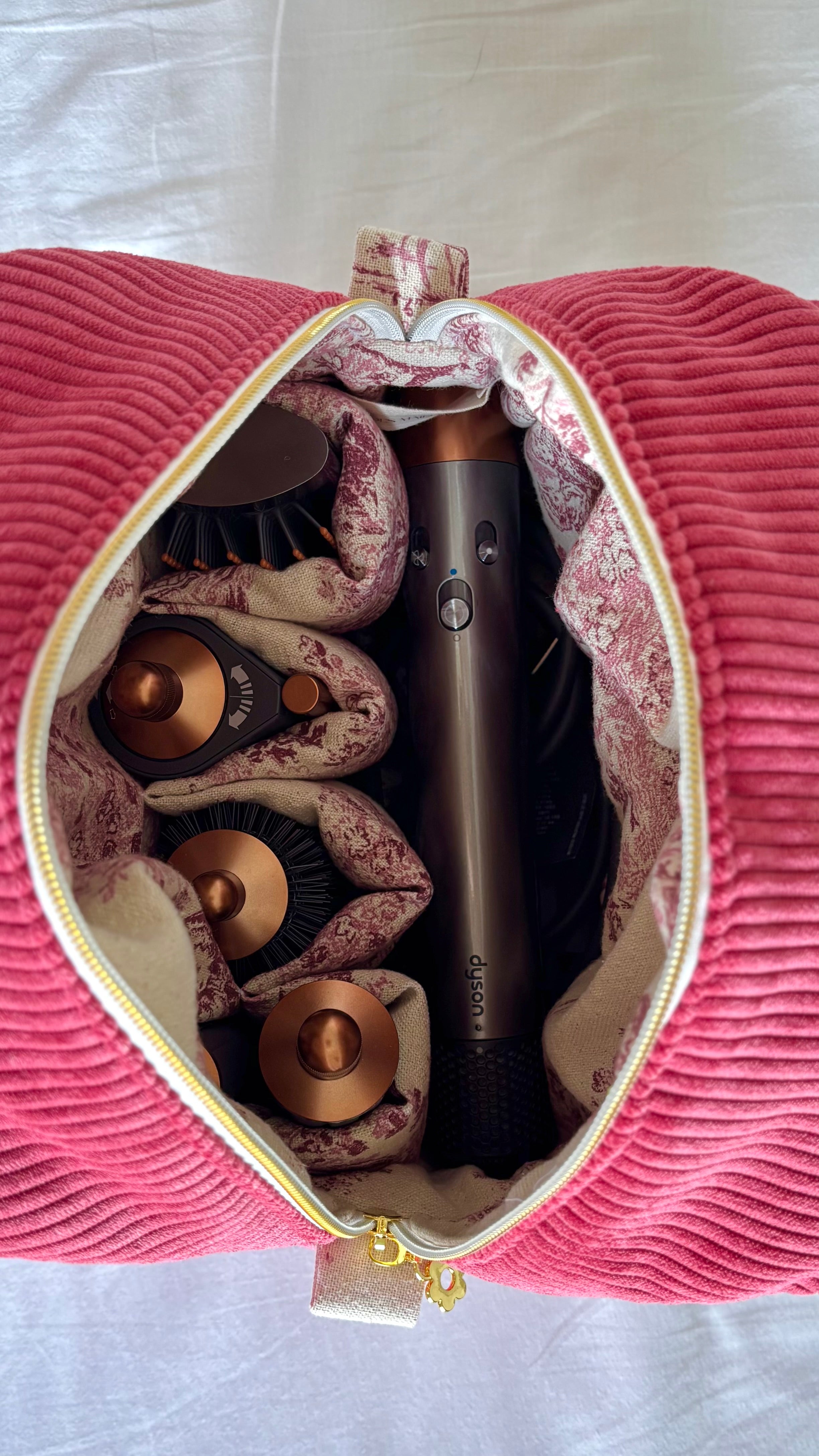 Trousse compatible Dyson Airwrap™ — Modèle Côtelé framboise x Jouy lin framboise