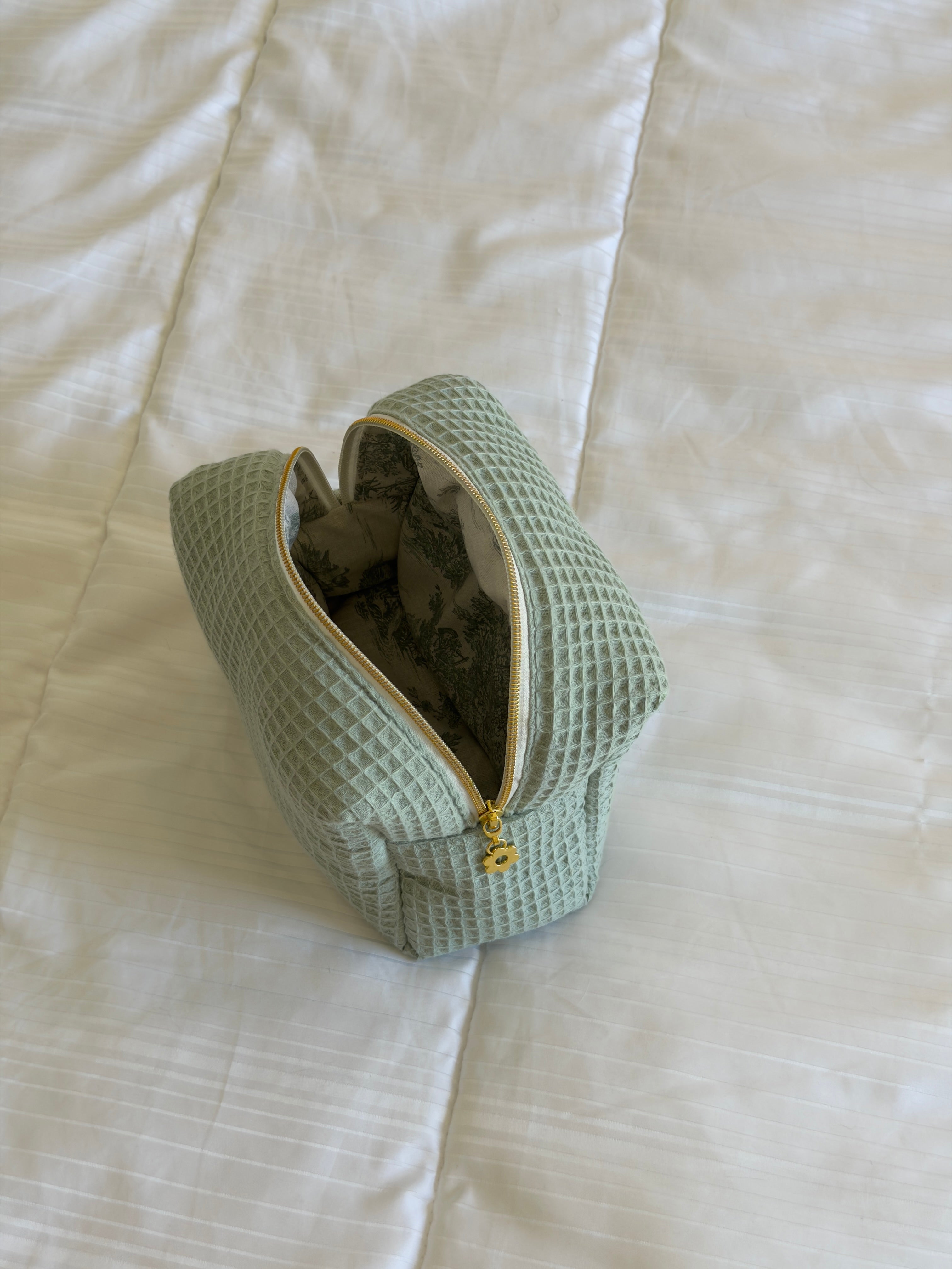 Trousse de toilette (M) - Modèle Vert Sauge x Toile de Jouy