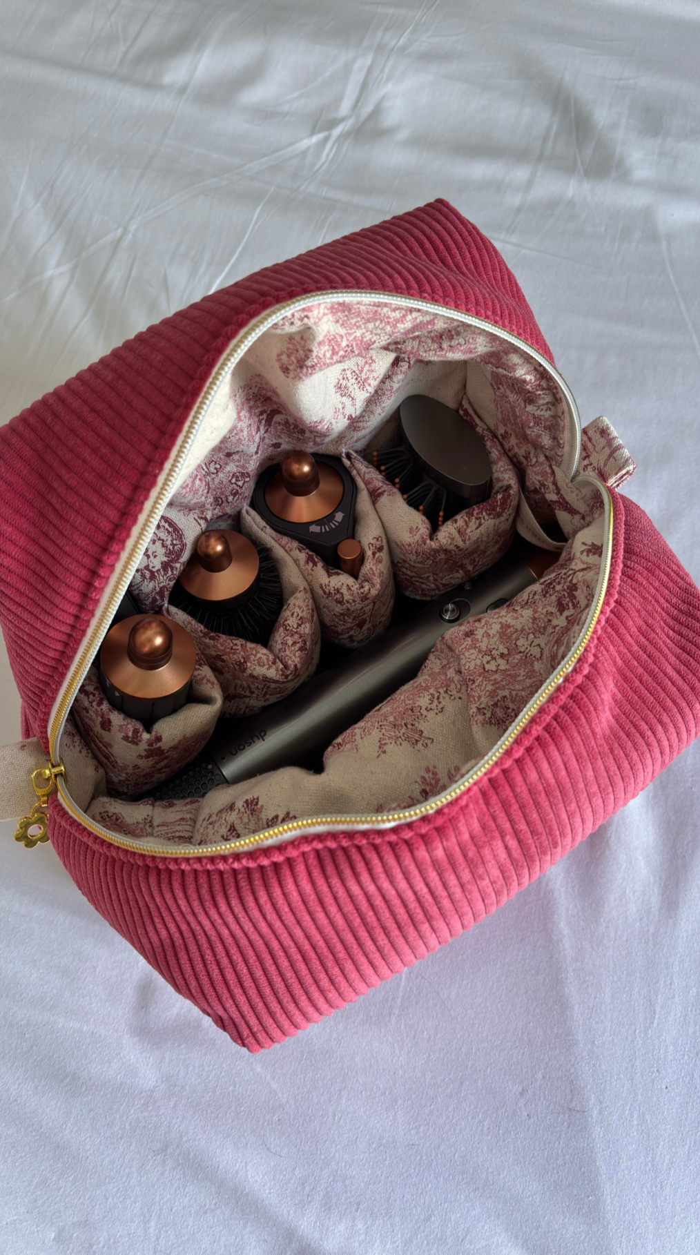 Trousse compatible Dyson Airwrap™ — Modèle Côtelé framboise x Jouy lin framboise