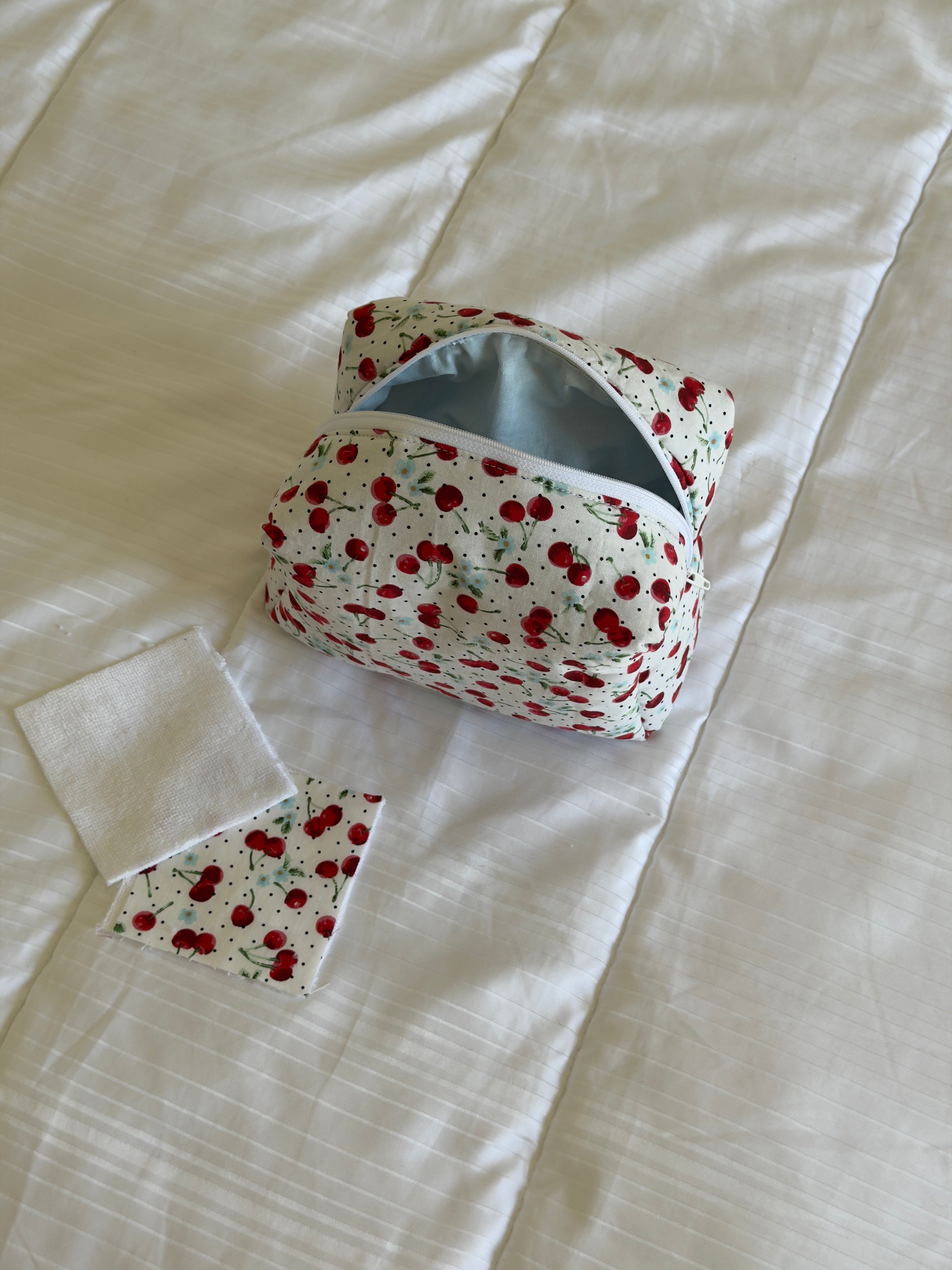 Trousse de toilette (M) - Modèle à Motifs Cerises x Bleu Pastel