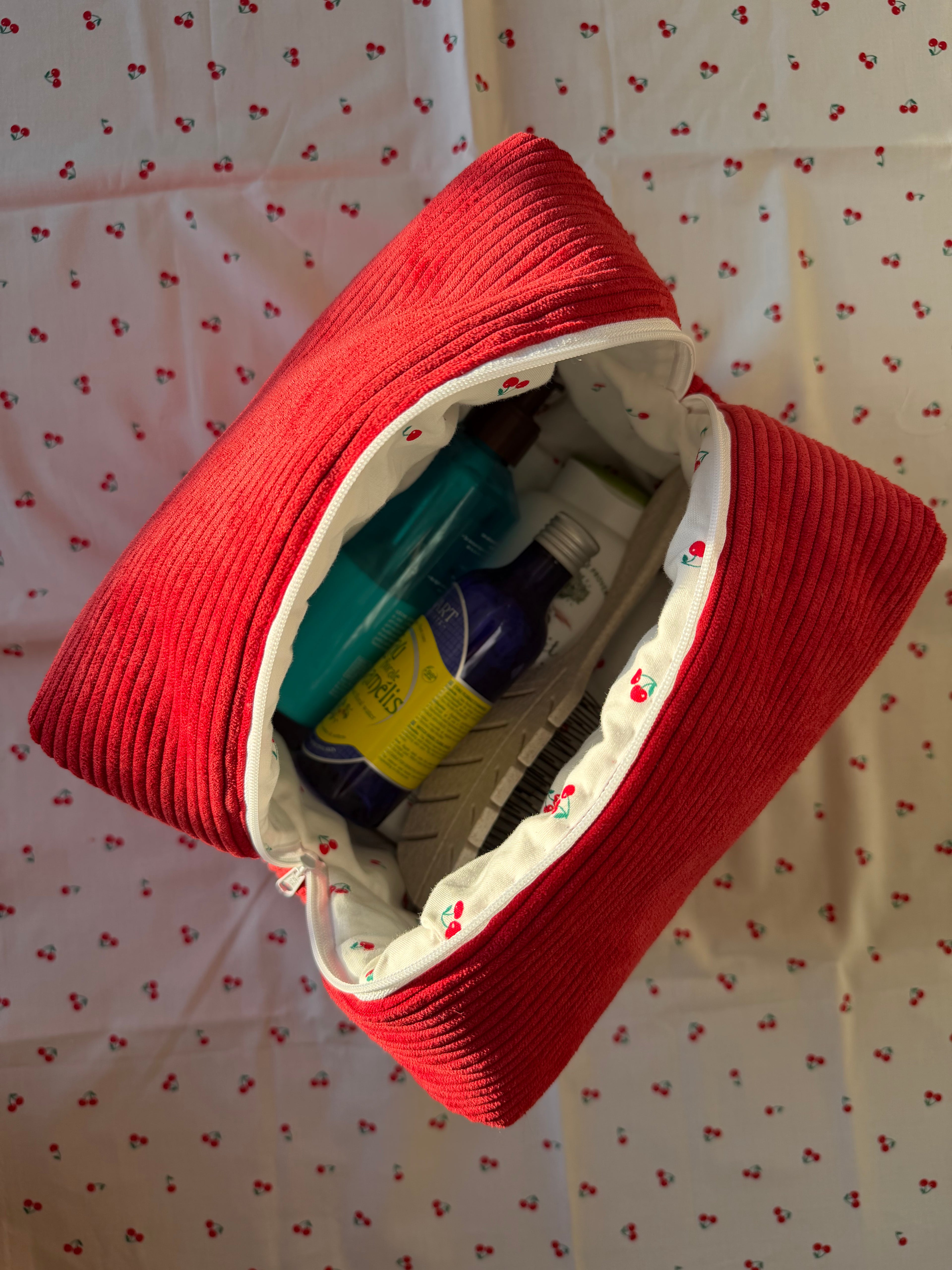 Trousse de toilette (L) - Velours Côtelé Rouge / Motifs Cerises