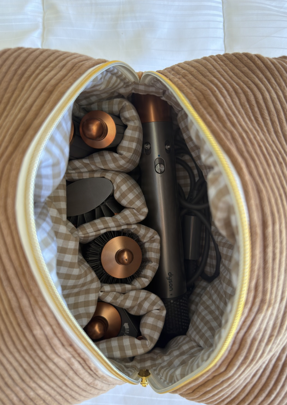 Trousse compatible Dyson Airwrap™ — Modèle Côtelé Cappuccino x Vichy Beige