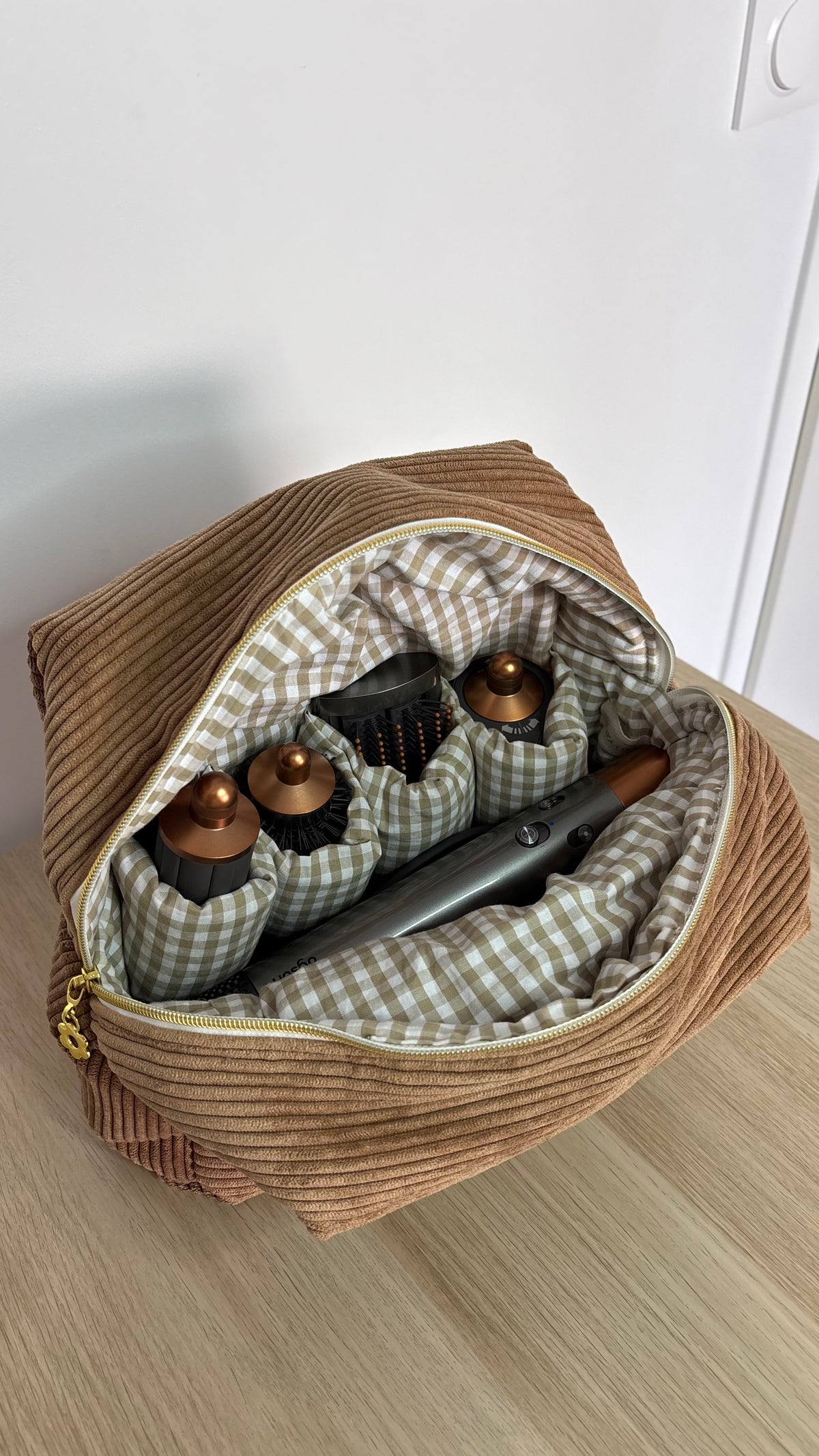 Trousse compatible Dyson Airwrap™ — Modèle Côtelé Cappuccino x Vichy Beige