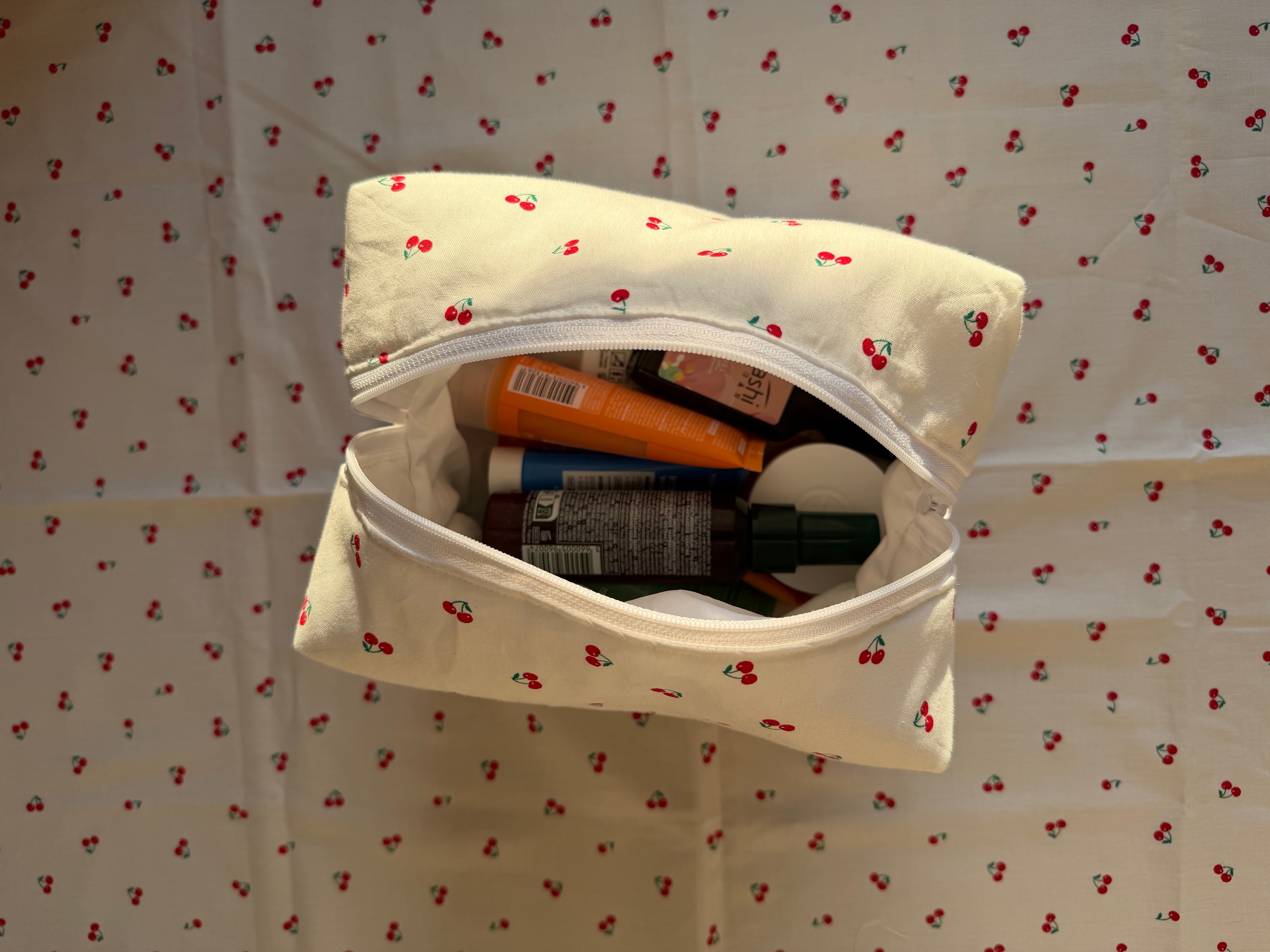 Trousse de toilette (M) - Modèle en motifs Cerises / Tissu Blanc