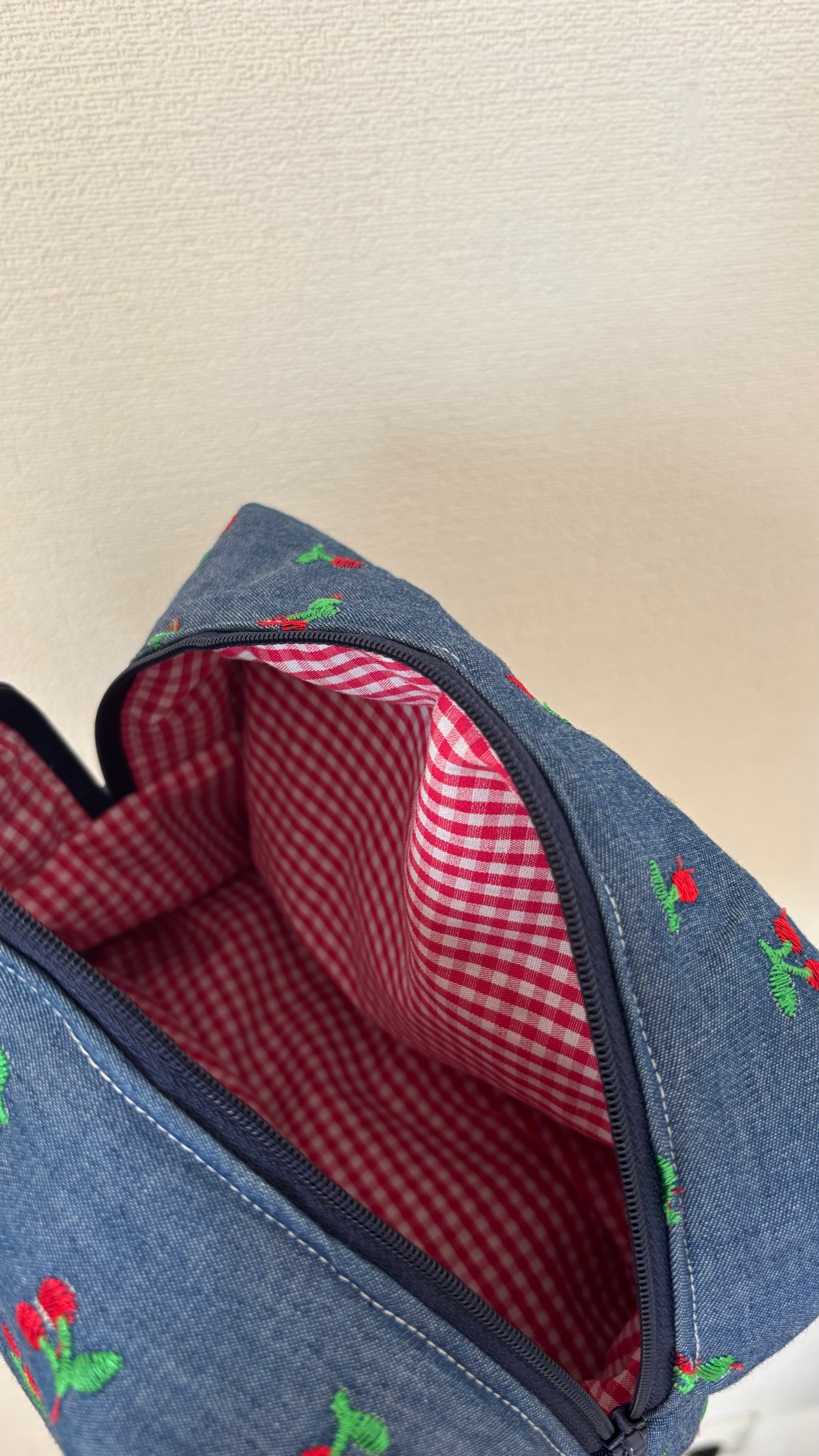 Trousse de toilette (M) - Modèle jean cerises / Tissu vichy rouge