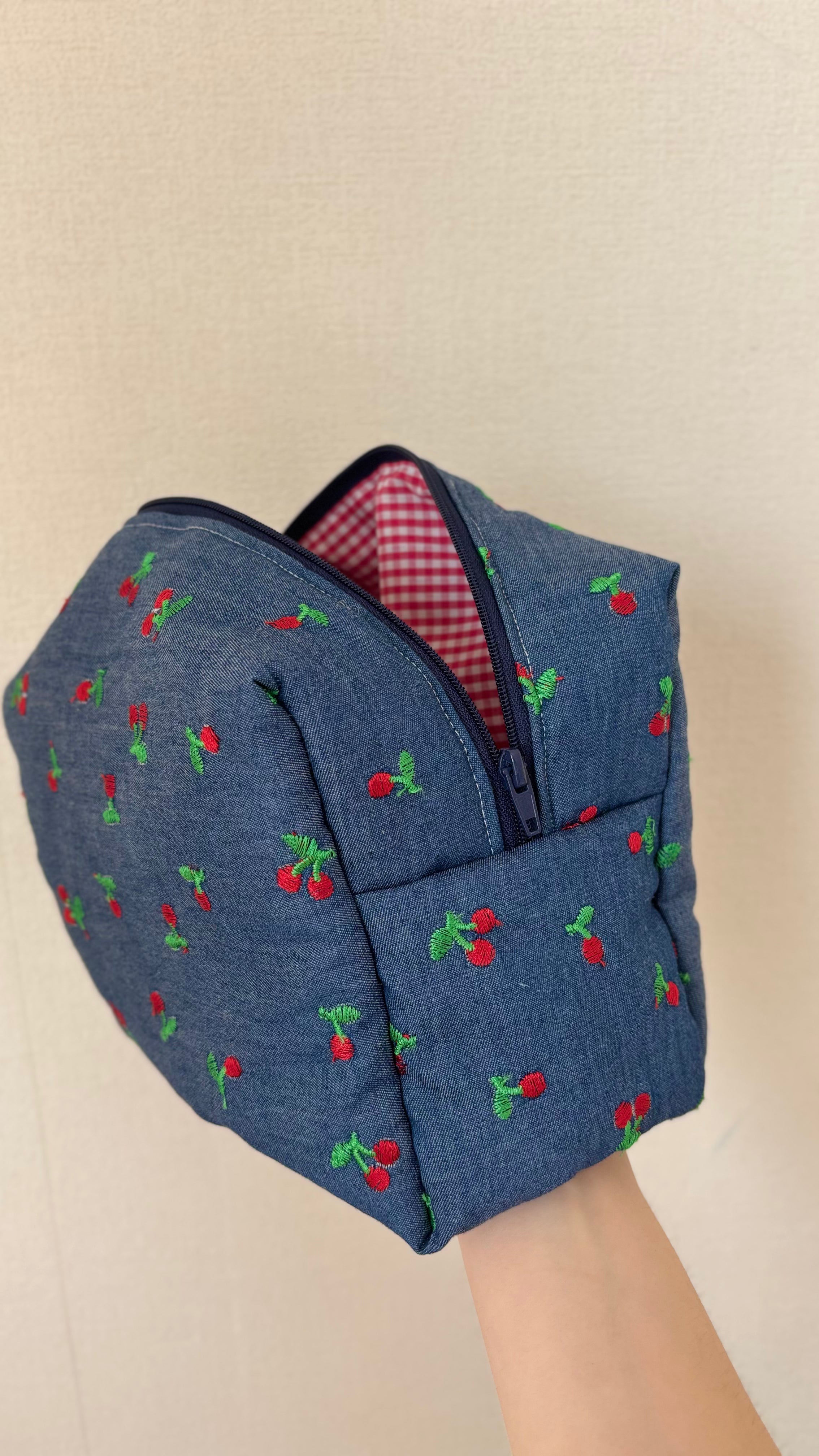 Trousse de toilette (M) - Modèle jean cerises / Tissu vichy rouge