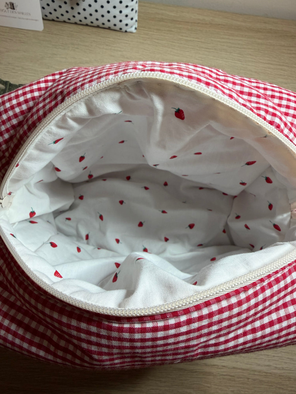 Trousse de toilette (L) - Modèle Mini Vichy Rouge I Blanc x Motifs Fraises