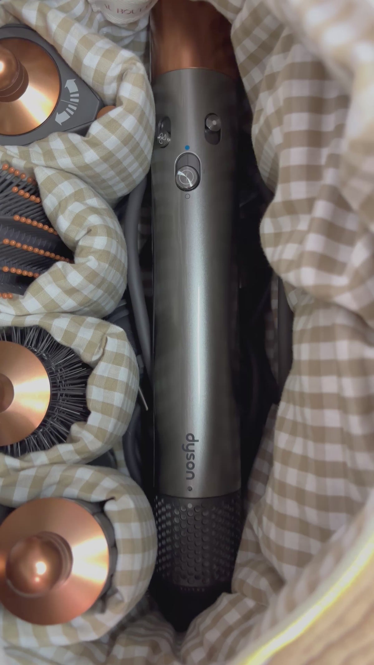 Trousse compatible Dyson Airwrap™ — Modèle Côtelé Cappuccino x Vichy Beige