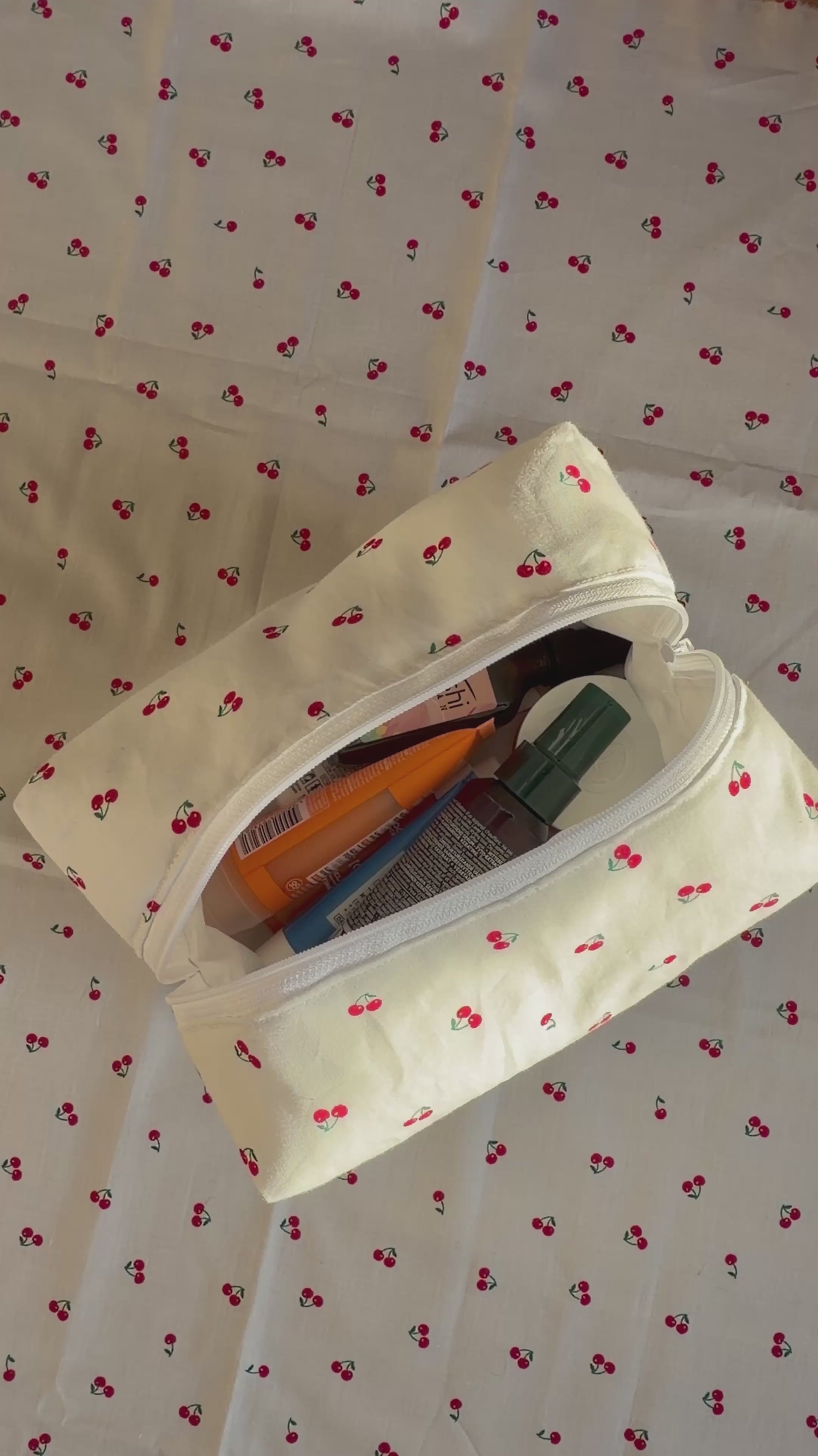 Trousse de toilette (M) - Modèle en motifs Cerises / Tissu Blanc